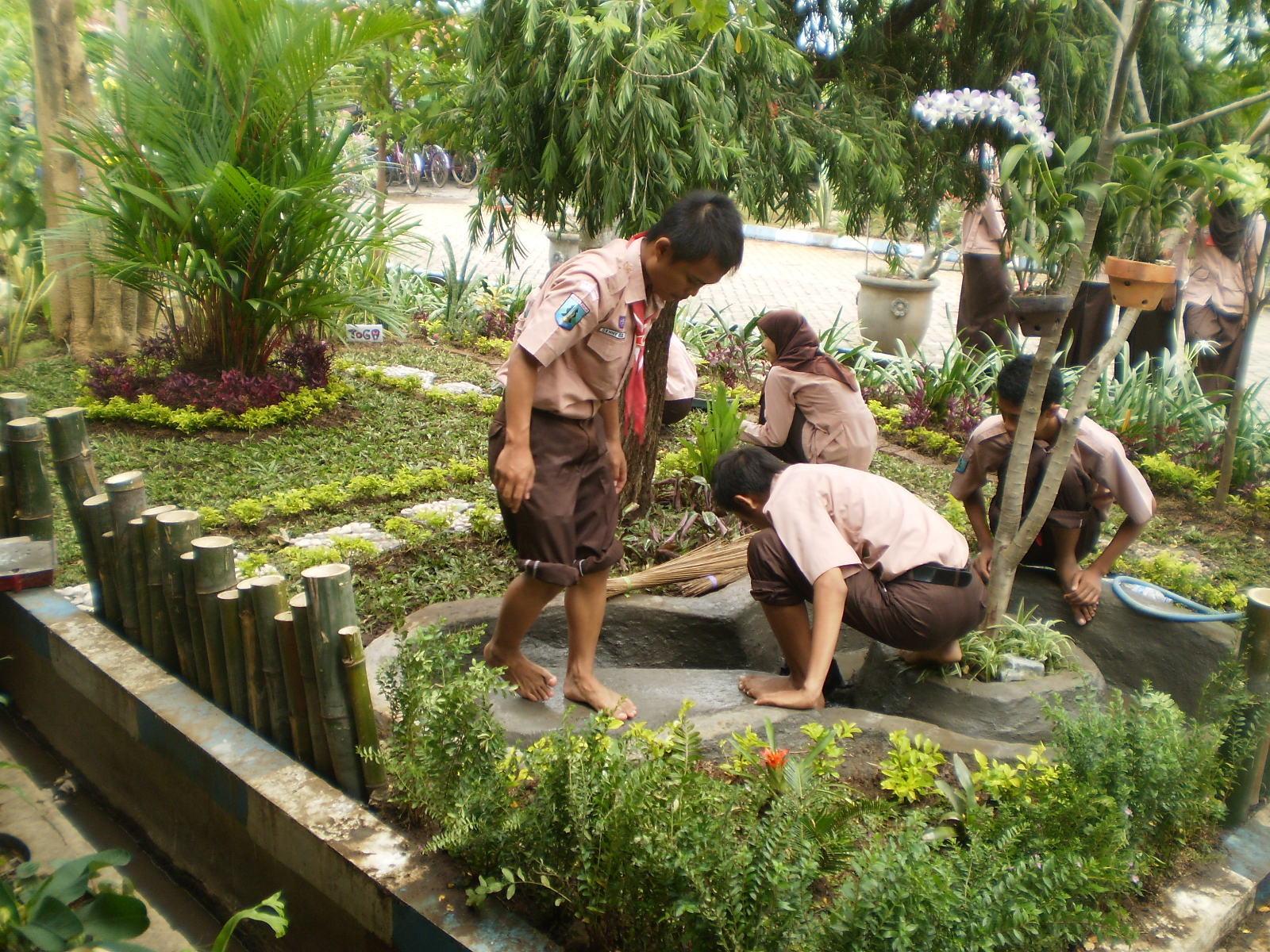 Go Green: Dekorasi Taman Kelas SMA Negeri 1 Bangil