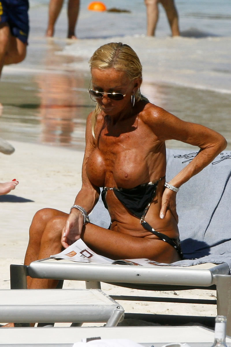 [gallery_enlarged-donatella-versace-topless-01.jpg]