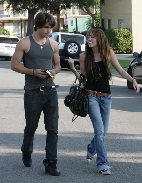 [miley-cyrus-justin-gaston.jpg]