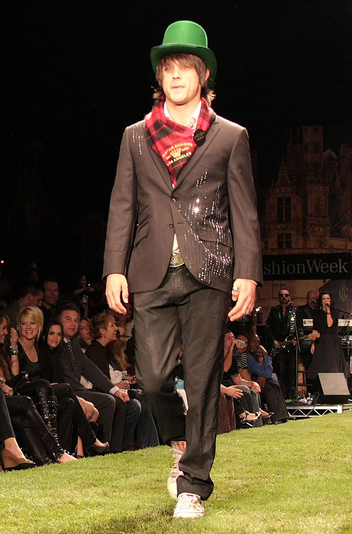 [miley-cyrus-tongue-boyfriend-02.jpg]