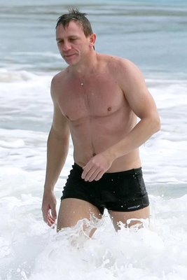 [gallery_enlarged-1228_daniel_craig_beach_00.jpg]