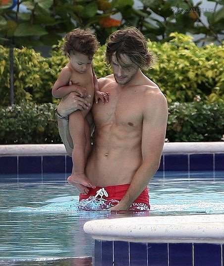 [gallery_main-gabriel-aubrey-family-pool-07072009-01.jpg]