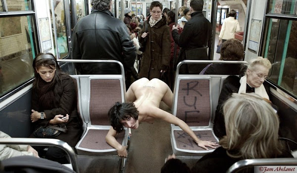 mulheres modelos peladas no metrô da França