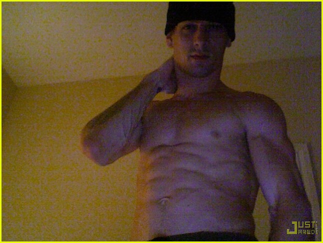 Aaron Carter mostra corpão em ...