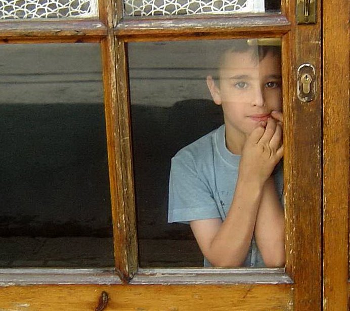 Niño en la ventana