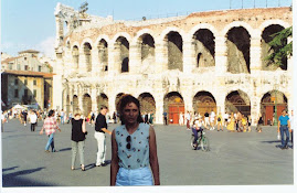 Sonia em frente a Arena.