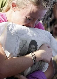 michael_jackson_fans_reacting_at_his_death_20090626_2037617411.jpg