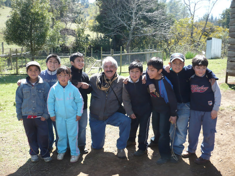 UN FUTBOLISTA TEXCOCANO CON NIÑOS MAPUCHE