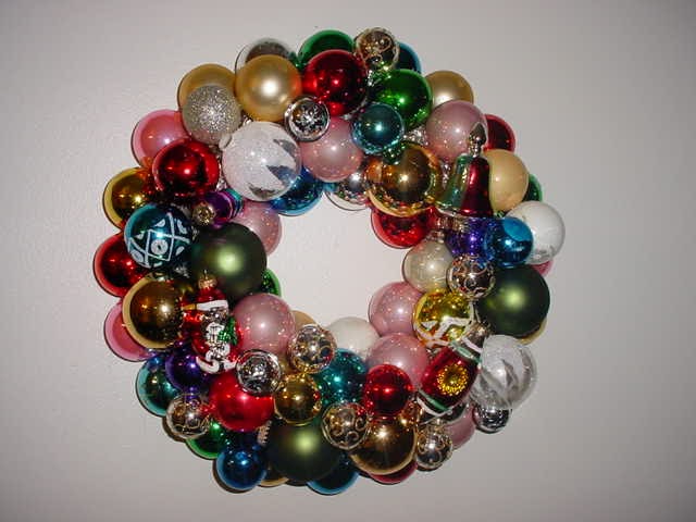 Hazelruthes's: Christmas Ornament Wreath Tutorial