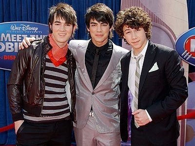 [jonas-brothers-400a328[1].JPG]