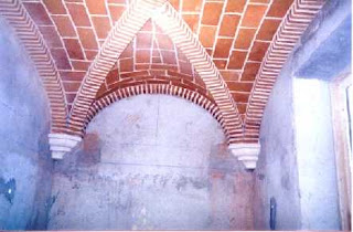 abobadilha de tijolo à vista assente em arcos também de tijolo á vista
