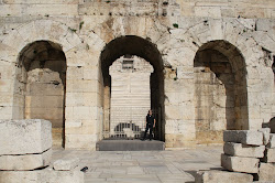 Delante del Teatro de Herodes Ático