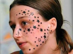 Si addormenta durante il tatuaggio. E si sveglia con 56 stelline in viso