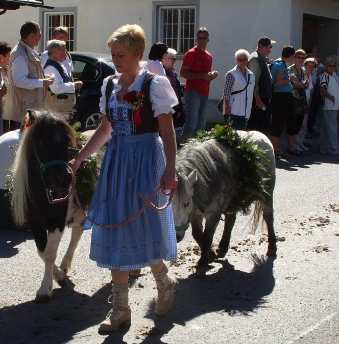 Die 15 Besten Bilder Von Top Lofel Dirndl Und Lederhosen