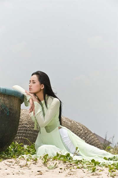 Mai Phuong Thuy in Ao Dai