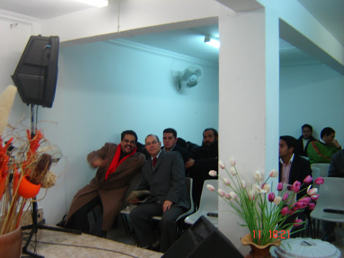 Pastor pregando na Igreja Filadelfia em Portugal