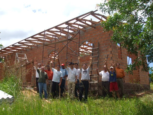Obreiros constróem a Igreja em Morungava