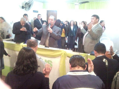 Pastor Paulo Roberto Martins pregando na Congregação da Granja Esperança