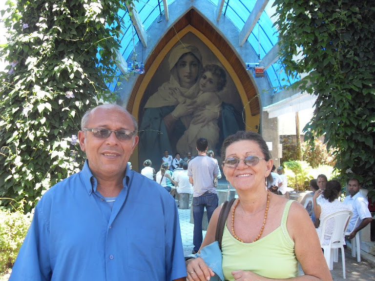 Minha santa irmã e meu cunhado na Ermida da Mãe, Rainha. Na Canção Nova em Cachoeira Paulista SP.
