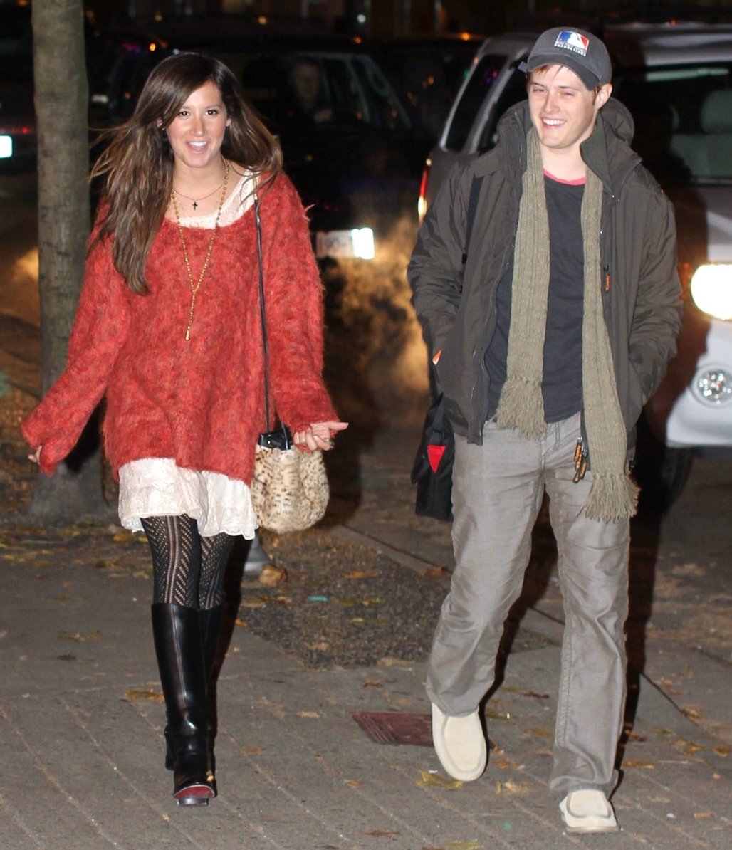 http://2.bp.blogspot.com/_WIqJs3kRZms/TP0RSqbWqAI/AAAAAAAAC2E/ENne51g0588/s1600/ashley-tisdale-lucas-grabeel-dinner-01.jpg