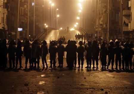 エジプトで反政府デモ  夜間暴動