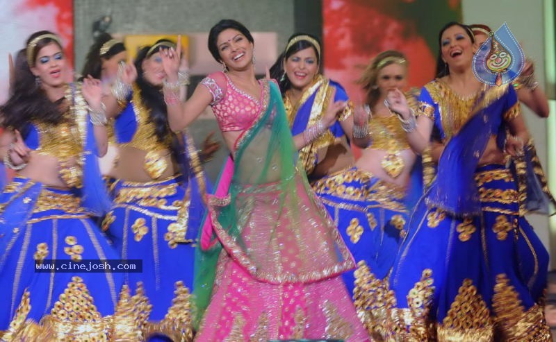 priyanka chopra dance performance in 56 idea filmfare awards 2011 smittenbystyle january 2011 priyanka chopra dance performance in 56 idea filmfare awards 2011 smittenbystyle january 2011