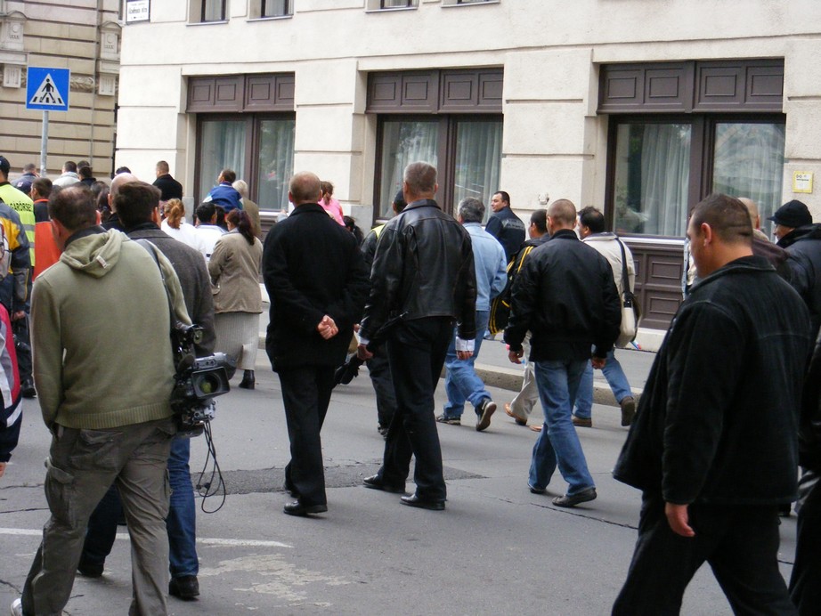 [07+biztonságiak+és+kormányőrök.JPG]