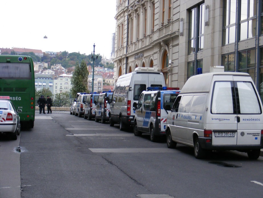 [06+rendőrök+az+akadémia+mellett.JPG]