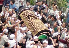Pelayat Tumplek Makam Imam Sejumlah Pusara Rusak Pelayat Tumplek Makam Imam Sejumlah Pusara Rusak
