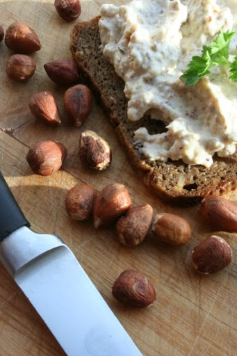 Pasta z orzechów laskowych i topionego serka