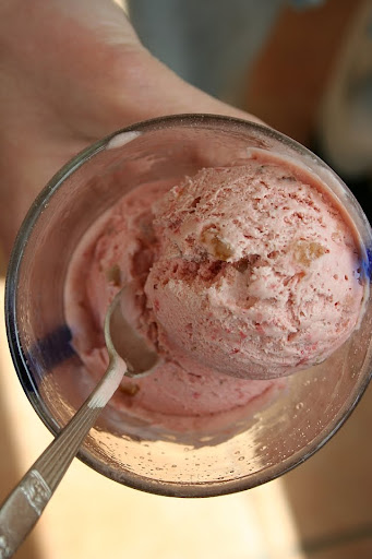 Lody truskawkowe z kandyzowaną skórką pomarańczową