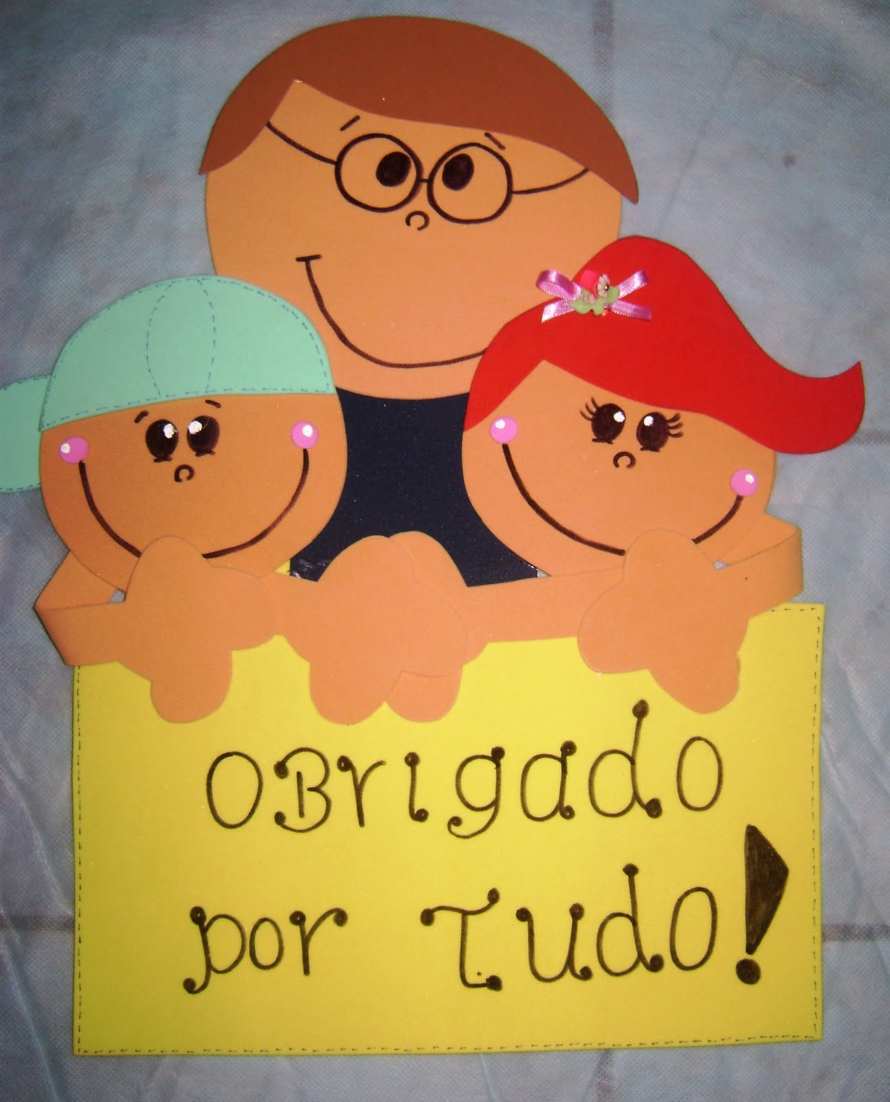 Evas Filha Do Rei Pai Filho E Filha Segurando Uma Placa Em E V A