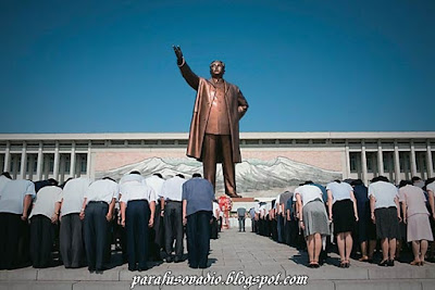 Comunismo: A ilusão de um governo ateista Nortecoreanos+prestando+homenagem+a+King+Il-sun
