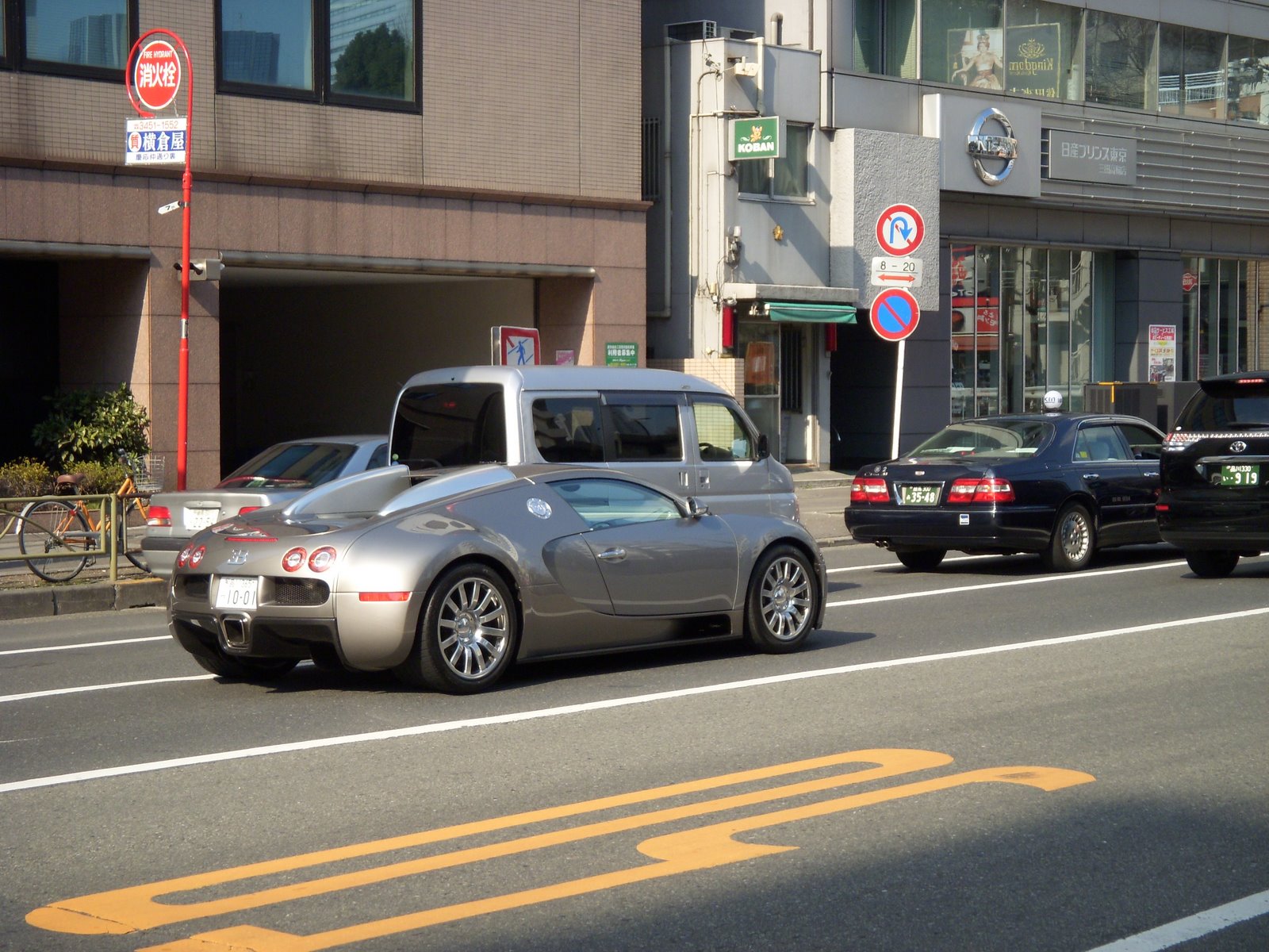 [Bugatti+Veyron+Back+on+Tokyo+Streets.JPG]
