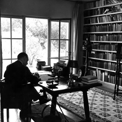 Una habitación propia: el lugar donde nacen los libros William+Somerset+Maugham,+en+su+estudio+en+Villa+Mauresque