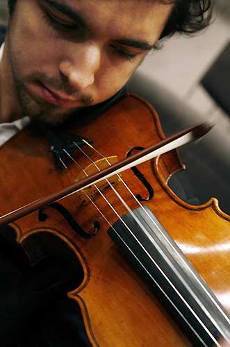 [Jesús+Reina,+un+joven+violinista+español,+tocando+a+'The+Penny'.+(Brendan+McDermid++Reuters)..jpg]