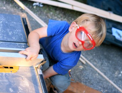 [child+with+goggles.bmp]