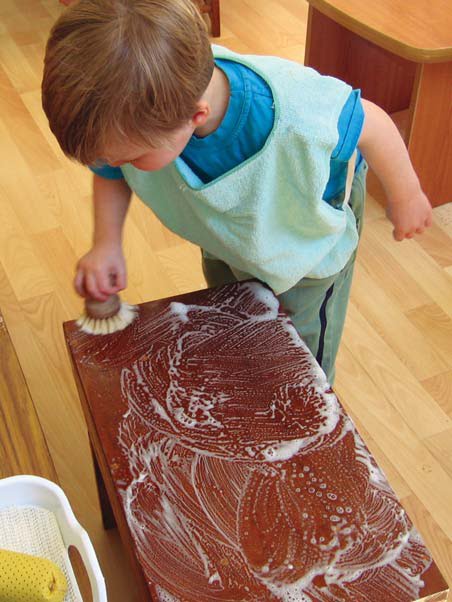 [PL+boy+scrubbing.bmp]