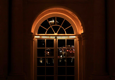 Fenêtre classique pour un cadre nocturne guillaume lelasseux 2009