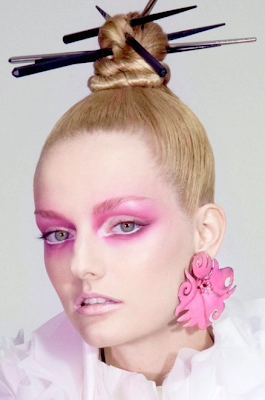 artist in oman makeup in black white photography example makeup example