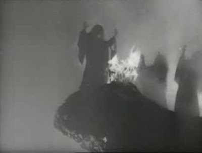 http://2.bp.blogspot.com/_WsE6M_RjBIY/Skcg46TxI7I/AAAAAAAAWNU/7X7buNFH_lY/s400/The+Three+Witches+in+Macbeth,+1948+film+by+Orson+Welles.jpg