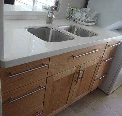 Ebanistería Cintrón: Gabinete de Cocina en Roble Rojo con Tope de Granito