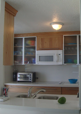 Ebanistería Cintrón: Gabinete de Cocina en Roble Rojo con Tope de Granito