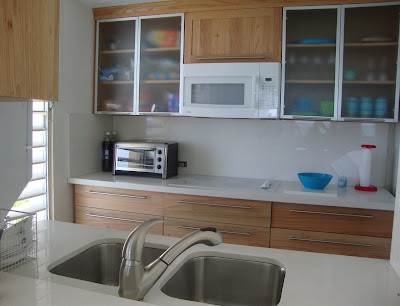 Ebanistería Cintrón: Gabinete de Cocina en Roble Rojo con Tope de Granito