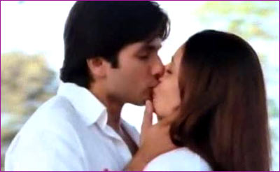 [Shahid+Kapur+and+Kareena+Kapoor+kiss.jpg]