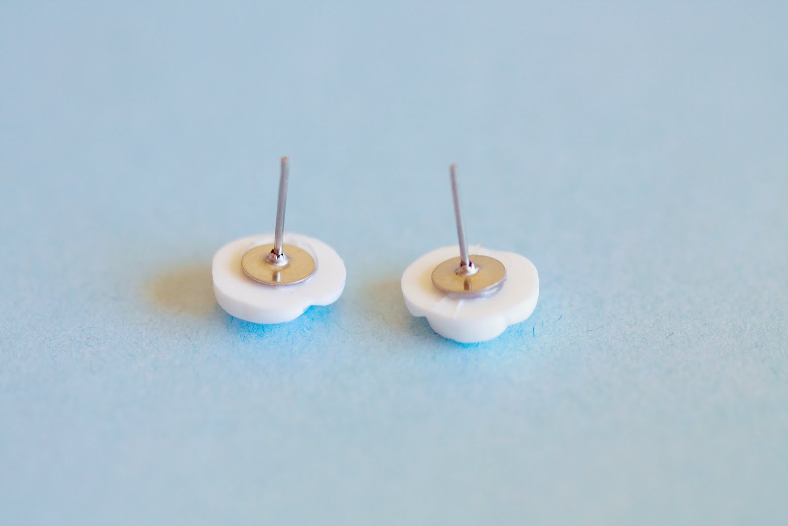 The buttons with the earring