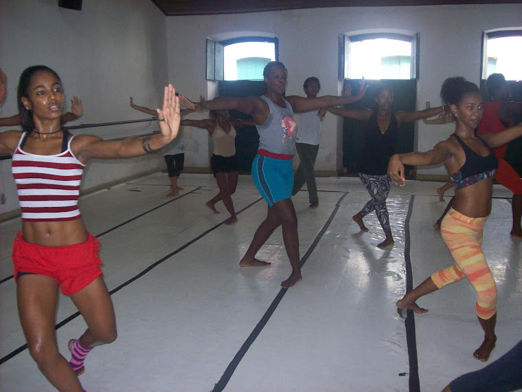 Oficina de dança afro brasileira na escola de dança da FUNCEB.