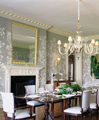 I love the wallpaper in this wallpaper ideas for dining room. I love the wallpaper in this