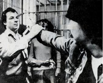 [asalto+a+la+comisaria+del+distrito+131.jpg]