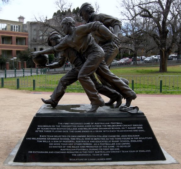 [DSCN7993+MCG+Footy+statue.JPG]